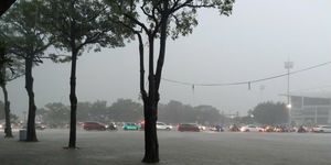 Hà Nội úng ngập cục bộ sau cơn mưa lớn