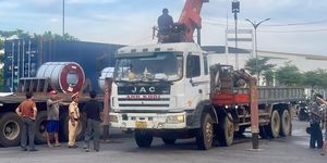 Gia Lai: Cuộn thép khoảng 8 tấn rơi khỏi xe đầu kéo khiến dầu chảy tràn QL19 gây ùn tắc