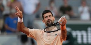 Novak Djokovic thẳng tiến vào vòng 3 Roland Garros