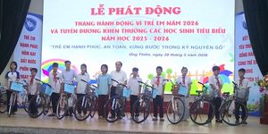Xã Ứng Thiên khen thưởng, tặng quà học sinh tiêu biểu