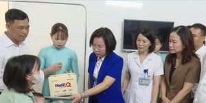 Hà Nội tặng quà cho bệnh nhân nhi
