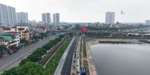 Không gian đẹp bên hồ Linh Đàm và tuyến đường sắt Bắc - Nam