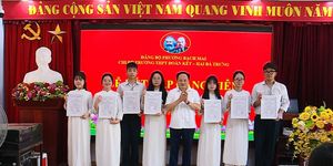 Những đảng viên tuổi 18