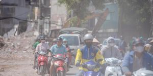 Người Hà Nội chật vật băng qua công trường bụi mù giữa nắng như thiêu