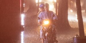 Hà Nội: Mưa trắng trời giờ tan tầm, người đi xe máy leo vỉa hè né ùn tắc