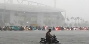Đường quanh Mỹ Đình thành 'sông' sau trận mưa trắng trời
