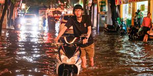 Tối muộn, dân Hà Nội vẫn vật vã dắt xe lội nước về nhà sau cơn mưa 'giải nhiệt'