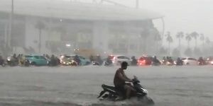 Quảng trường trước sân vận động Mỹ Đình và nhiều khu vực ở Hà Nội ngập nặng do mưa lớn