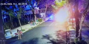 Cận cảnh vụ dùng đất cát dập lửa, cứu xe ôtô bốc cháy ngùn ngụt