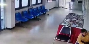 Rắn khủng lao vào đồn cảnh sát, người đàn ông tay không bắt gọn