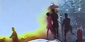 Tài xế quên rút vòi bơm, kéo sập cột xăng khiến lửa bùng cháy dữ dội