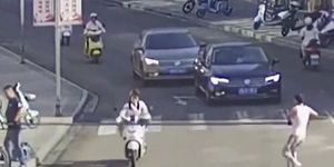 Khiêng ống thép dài 5 mét qua đường, 2 người đàn ông khiến cô gái đi xe máy ngã văng