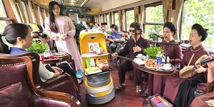 Đường sắt ra mắt toa xe chỉ huy số, robot AI phục vụ tại chỗ