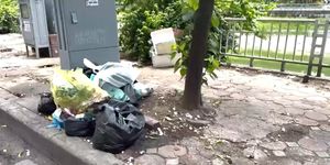 Vẫn tái diễn tình trạng vứt rác bừa bãi dọc sông Tô Lịch