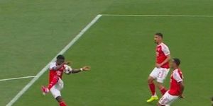 Vì sao Arsenal thoát phạt đền khi Saka để bóng chạm tay?