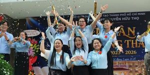 Thầy cô tự dựng tiết mục nhảy tặng học trò cuối cấp, miễn phí ôn thi