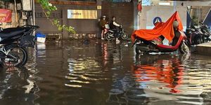 Mưa dông kéo dài, nhiều nơi ở TPHCM ngập nước