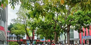 Thí sinh và phụ huynh hồi hộp trong ngày đầu Kỳ thi vào lớp 10 tại Hà Nội