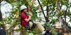 Giới trẻ trải nghiệm làm chiến sĩ chữa cháy ở phố đi bộ Hồ Gươm
