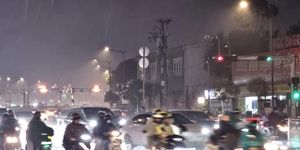 TPHCM mưa như trút nước kèm sấm chớp tối cuối tuần