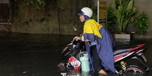 Mưa xối xả, nhiều tuyến đường TPHCM ngập sâu, xe chết máy la liệt