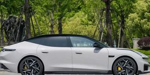 Xe sedan công suất 925 mã lực, thiết kế bắt mắt, giá hơn 700 triệu đồng