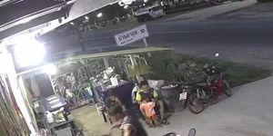 Con trai vô tình vặn tay ga, 2 cha con lao xe xuyên kính cửa hàng