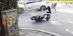 Ô tô và 2 xe máy đi tốc độ cao va chạm giữa ngã tư, một người bị hất văng xa