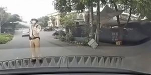 CSGT làm việc với người tự xưng thầy dạy lái xe với câu hỏi: 'Em biết anh không?'