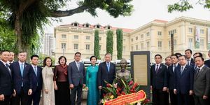 Tổng Bí thư, Chủ tịch nước Tô Lâm dâng hoa tưởng niệm Chủ tịch Hồ Chí Minh tại Singapore