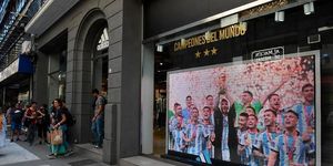 Áp lực hàng giả từ cơn sốt áo đấu tại Argentina
