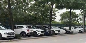 Vỉa hè phố Lê Giản không còn chỗ cho người đi bộ