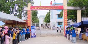 Tiếp sức sĩ tử tại vùng cao Ba Vì