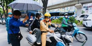CSGT hỗ trợ kịp thời nữ sinh đến điểm thi vào lớp 10