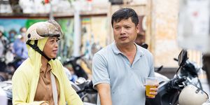 Nắng 40 độ C 'thiêu đốt', phụ huynh Hà Nội vẫn bám trụ chờ con thi lớp 10