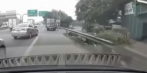 Người đàn ông tự xưng thầy dạy lái xe đi sai làn, hỏi CSGT: 'Em biết anh không?'