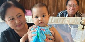 Bố mẹ chồng H'Hen Niê vui đùa cùng cháu nội, fan nhận xét một câu bất ngờ