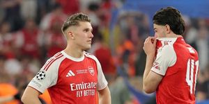 Chelsea mỉa mai Arsenal sau khi thua PSG