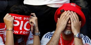 CĐV Arsenal òa khóc sau khi thua PSG