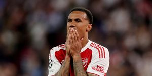 Henry chỉ trích quyết định đá phạt đền của Arsenal