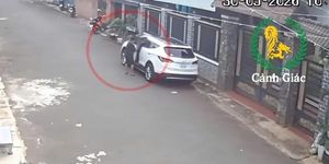 CLIP: Thót tim với bé trai 12 tuổi lái ô tô qua nhiều hẻm