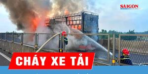 Xe tải bốc cháy dữ dội trên cao tốc ở Hà Tĩnh