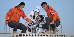 Phi hành đoàn tàu vũ trụ Thần Châu 21 trở về Trái Đất an toàn