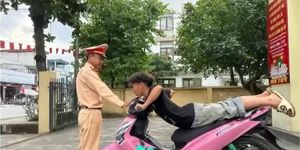 Xử phạt thanh niên 'nằm sấp' điều khiển xe máy