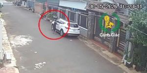 Thót tim clip bé trai 12 tuổi lái ô tô qua nhiều hẻm ở Đắk Lắk, va quẹt taxi