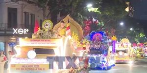 Đông đảo Phật tử đón rước Xá lợi Phật tại chùa Quán Sứ