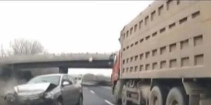 Chuyển làn bất cẩn trên cao tốc, ô tô xoay vòng rồi bị xe phía sau tông mạnh