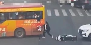 Bé gái rơi khỏi cửa sổ xe buýt, người đàn ông vứt xe máy lao tới cứu
