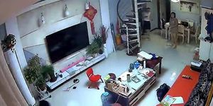 Sạc dự phòng phát nổ trên ghế sofa, cả gia đình vội vã tháo chạy