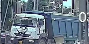 Nam học sinh ngã thẳng dưới đầu xe tải, thoát chết thần kỳ trong gang tấc